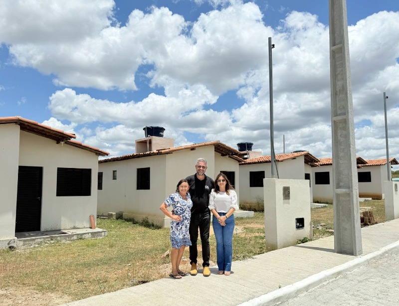 Prefeita de So Jos de Espinharas vistoria construo de residencial com tcnico da Cehap e destaca necessidade de extenso de