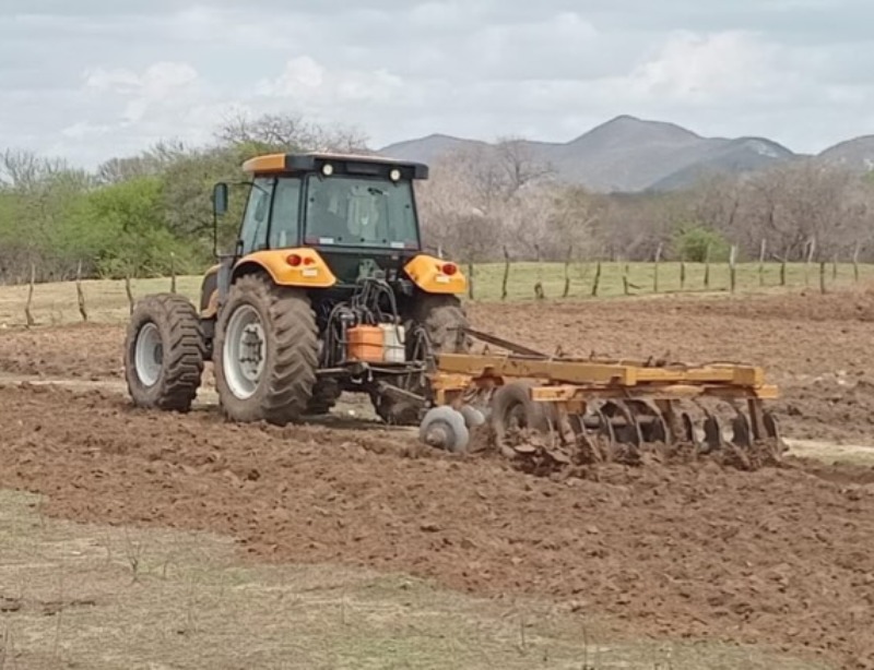 Servi�o de corte de terras avan�a nas comunidades rurais